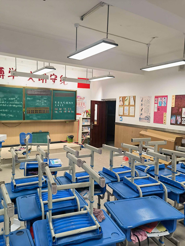 教室黑（hēi）板燈應（yīng）該根（gēn）據哪些因素去選購？
