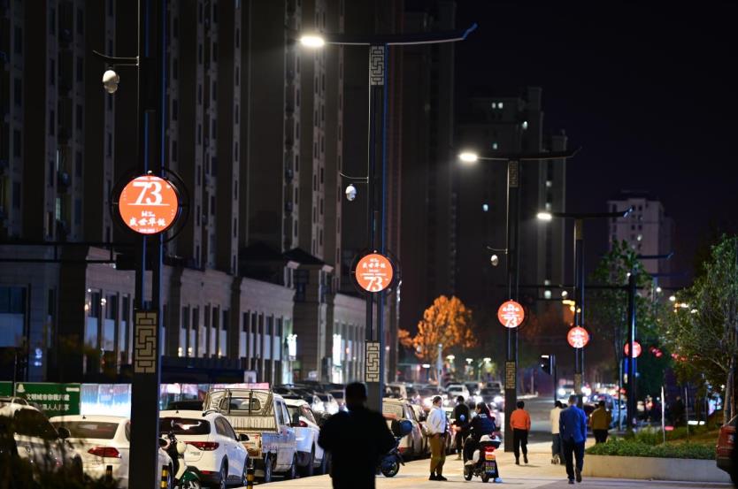 智慧路燈,可自（zì）動調節亮度,行（háng）人經過時,自（zì）動增亮
